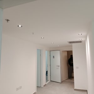 תקרת חדר עם פתחי אוורור ותאורה