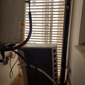 יחידת מיזוג אוויר עם צינורות וחוטים