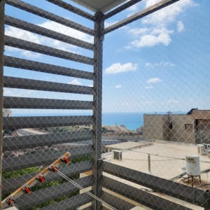 רשת הגנה על מרפסת עם נוף לים