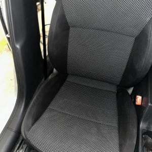 מושב רכב נקי עם ריפוד בד שחור ואפור