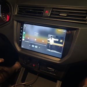 מערכת מולטימדיה ברכב עם מסך נגן מוזיקה