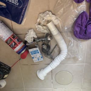 כלים וחומרים לתיקון נזילות על רצפה