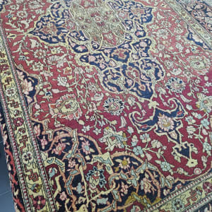 שטיח פרסי עם דוגמאות פרחוניות צבעוניות