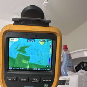 מד חום תרמי מציג טמפרטורה בתקרה