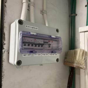 לוח חשמל עם מפסקים ותוויות בעברית