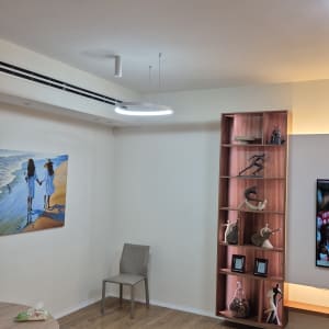 חדר עם תאורה מודרנית וארון מדפים מעוצב