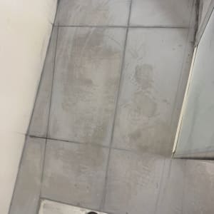 רצפה עם אריחים ואיטום סביב הניקוז