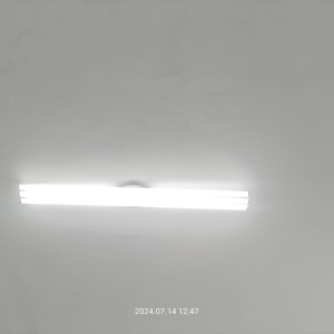 תאורת פלורסנט מותקנת על תקרה לבנה