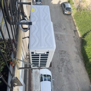 יחידת מיזוג אוויר חיצונית מותקנת על קיר בניין