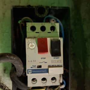 מפסק הגנה למנוע משאבה בקופסת חיבורים חשמלית