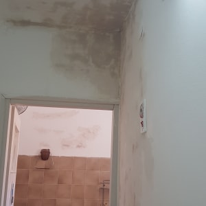 קיר עם סימני רטיבות ותקרה עם כתמים