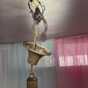 חוטי חשמל ותאורה תלויה מהתקרה