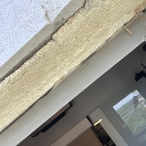 קיר עם בידוד חשוף ותקרה