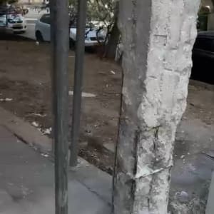 עמוד בטון עם תמיכה באתר בנייה