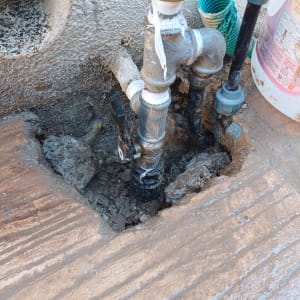 צינורות מים ותיקוני אינסטלציה בקיר חיצוני