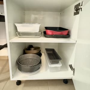 כלי אפייה מאורגנים בארון מטבח לבן