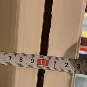 סרט מדידה על מסגרת חלון ללא זכוכית