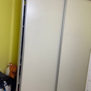 ארון בגדים עם דלתות הזזה לבנות