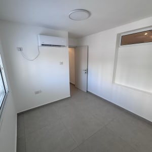 חדר ריק עם מזגן מותקן על הקיר