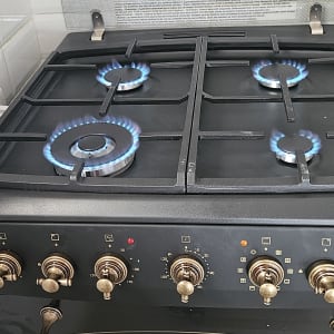 כיריים גז עם ארבעה מבערים דולקים