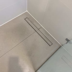 רצפת מקלחת עם ניקוז ליניארי בפינה