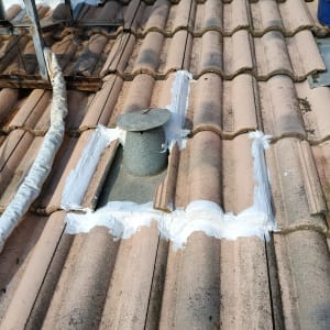 תיקון גג רעפים עם חומר איטום וכלים