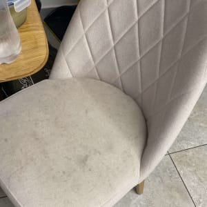 כיסא מרופד עם כתמים על המושב