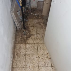 צינורות מים וברזים בחדר שירות קטן