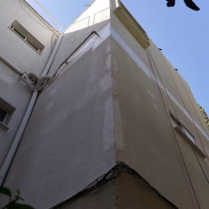 בניין גבוה עם חבלים לעבודה בגובה