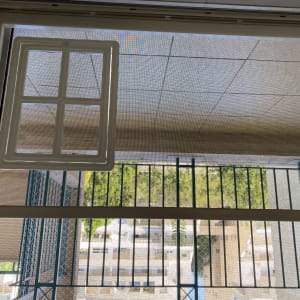 חלון אלומיניום עם רשת ומסגרת לבנה