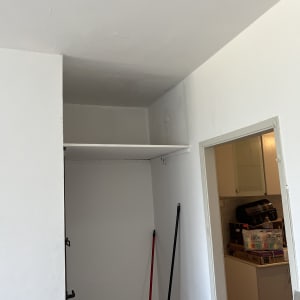 חדר עם מדף וכלי עבודה, מתאים לעבודת שיפוץ