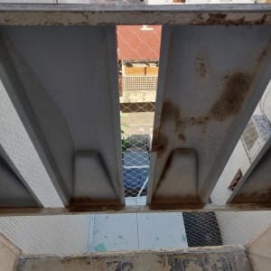 רשת מתכת על מרפסת למניעת כניסת יונים