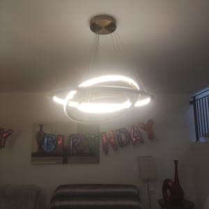 נברשת עגולה עם תאורה תלויה מהתקרה