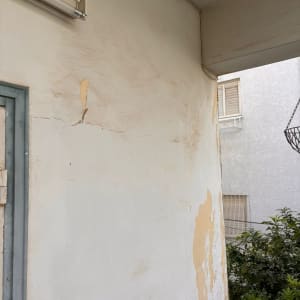 קיר עם קילופי צבע ותאורה עליונה