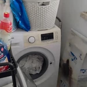 מכונת כביסה עם סל כביסה וחומרי ניקוי
