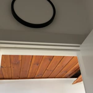 תקרה מעץ עם גוף תאורה עגול