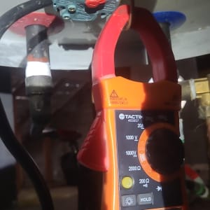 מד מתח מחובר לדוד שמש עם חוטים חשמליים