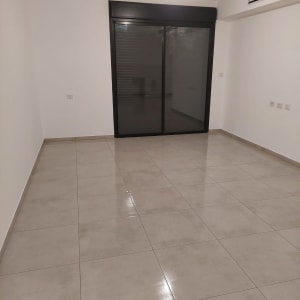 רצפה נקייה ומבריקה בחדר ריק עם חלון גדול