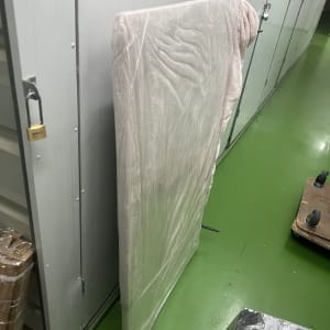 חפץ עטוף בניילון במחסן עם רצפה ירוקה