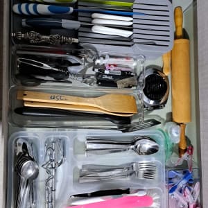 מגירת מטבח מאורגנת עם סכו"ם, כלי מטבח ואטבים