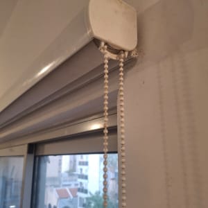 תריס גלילה עם שרשרת פלסטיק לבנה