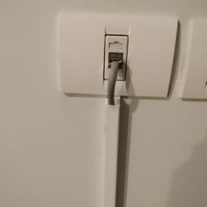 שקע רשת עם כבל מחובר לקיר