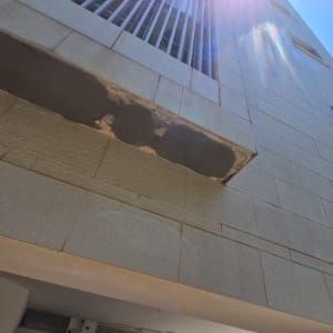 בניין עם קיר פגום ותיקון צבע