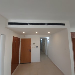 פתח אוורור בגבס בתקרה לבנה