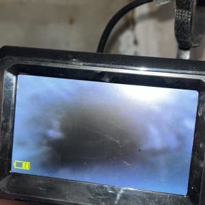 מסך מצלמה עם צינור מים