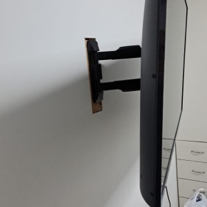 טלוויזיה מותקנת על זרוע מתכווננת על הקיר