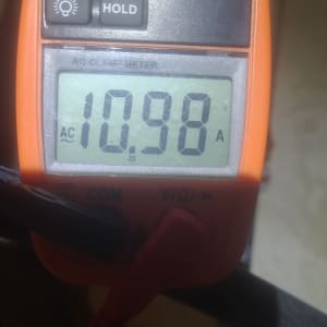 מד זרם חשמלי עם תצוגה של 10.98 אמפר
