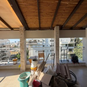 מרפסת עם ציוד בנייה וחומרים שונים