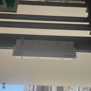 תמונה של התקן אינטרקום מותקן על תקרה חיצונית