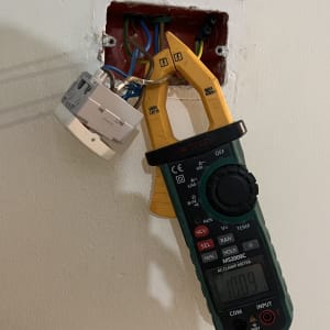 מד מתח חשמלי מחובר לחוטים בקיר